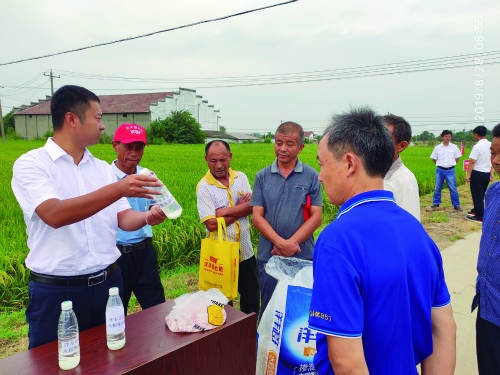 李飞现场讲解肥料功效ssss_meitu_1_meitu_2.jpg 李飞现场讲解肥料功效ssss_meitu_1_meitu_2.jpg