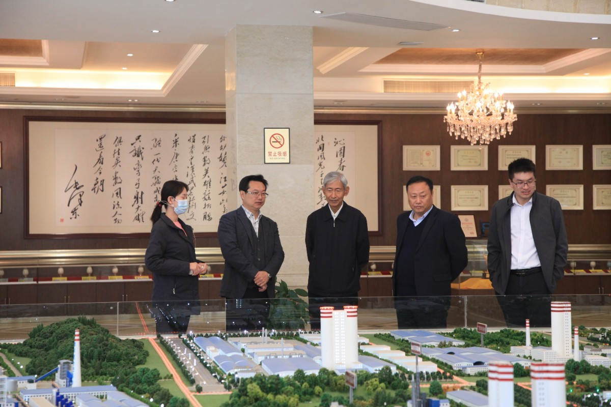 6听取taptap点点体育十大生产基地沙盘介绍(左三:杨朝飞、右二:王文战、左二:杨华锋.JPG 6听取taptap点点体育十大生产基地沙盘介绍(左三:杨朝飞、右二:王文战、左二:杨华锋.JPG