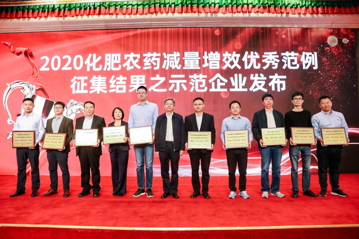 图片2 “创新产品”获奖合照 taptap点点体育技术推广部副部长邓超领奖左二.jpg