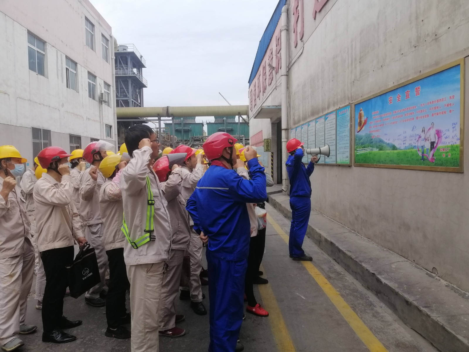 总部实验工厂安全宣誓活动_副本.jpg