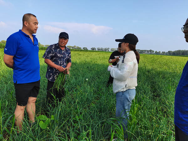 7.10布置示范田现场偶遇农户_副本.jpg