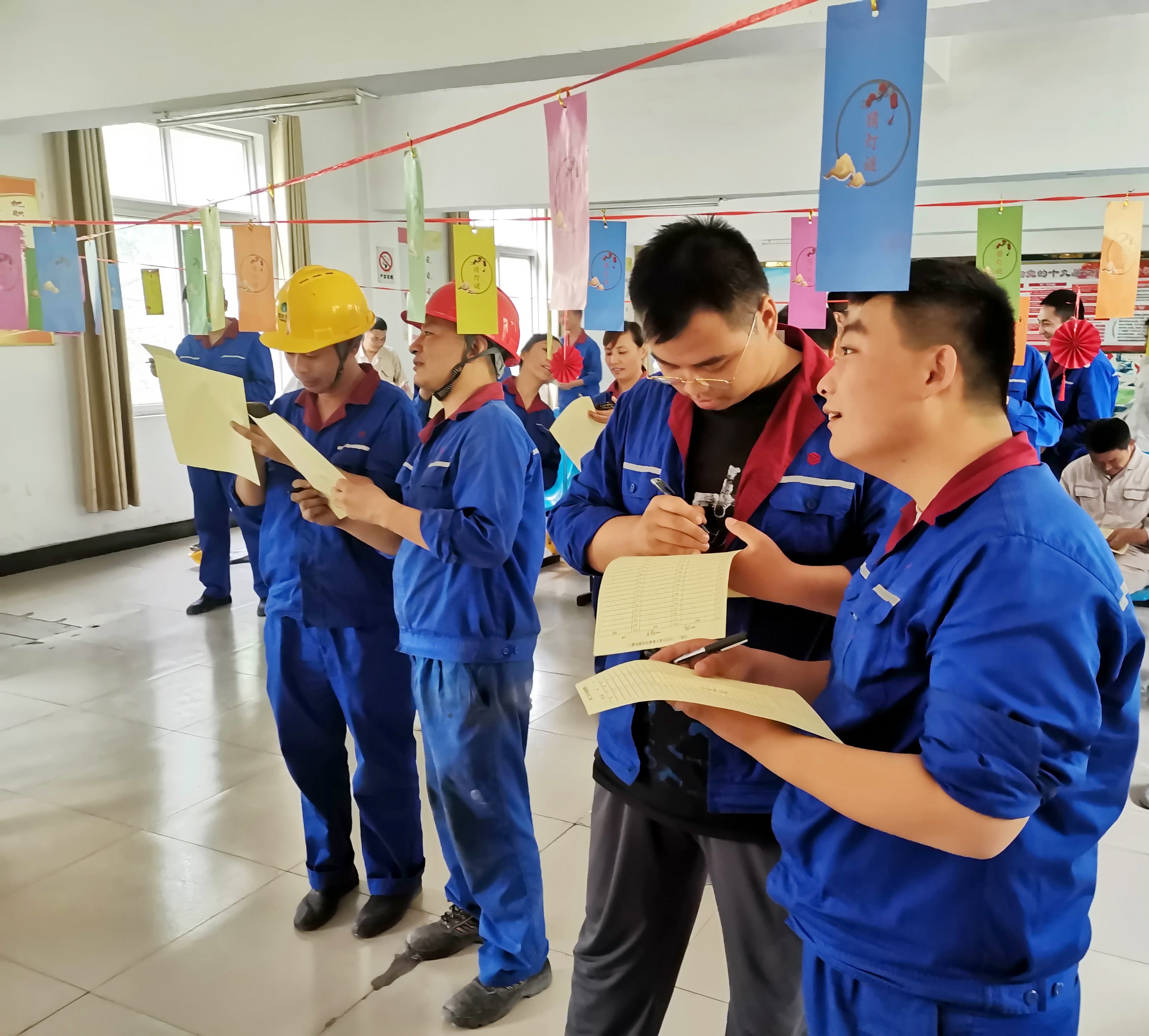 实验工厂猜灯谜活动现场.jpg 实验工厂猜灯谜活动现场.jpg