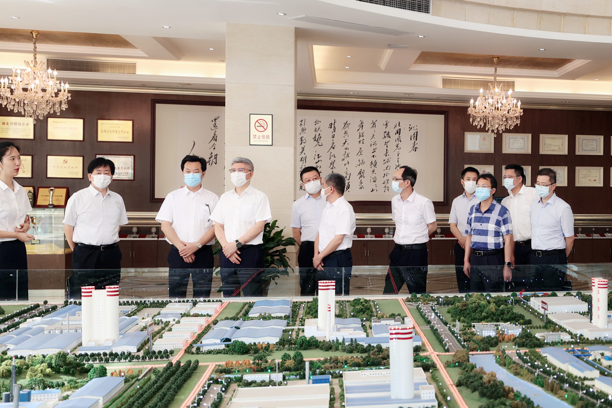 国网湖北省电力有限公司董事、党委副书记余先进(左)与taptap点点体育副董事长、总裁杨华锋(右).jpg 国网湖北省电力有限公司董事、党委副书记余先进(左)与taptap点点体育副董事长、总裁杨华锋(右).jpg